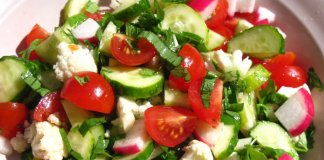 Салат з редиски з помідорами та грінками Салат з редиски з помідорами та грінками