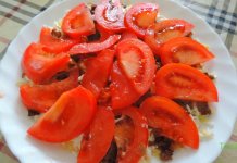 Салат “Чикаго” з копченою грудкою і помідорами Салат "Чикаго" з копченою грудкою і помідорами