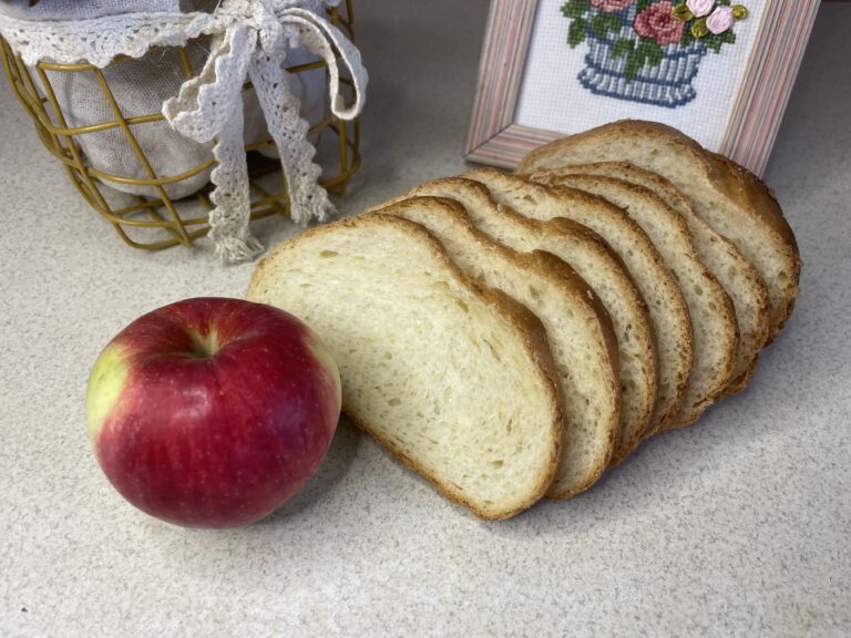 Хліб не буде черствіти тиждень! Яблуко в цьому допоможе