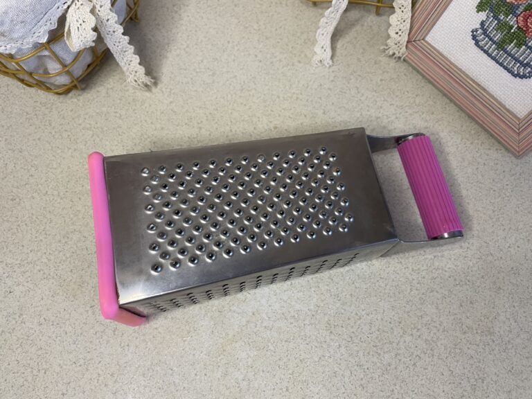 Колючий бік тертки – не тільки для дерунів: навіщо вона потрібна насправді