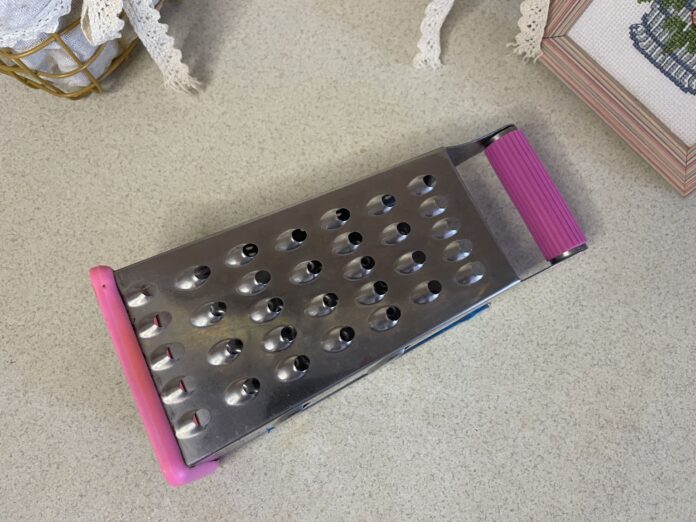 Помилка, яка псує все: чому не можна терти картоплю на цій тертці