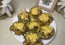 Картопля запечена з шапіньонами та сиром Картопля запечена з шапіньонами та сиром