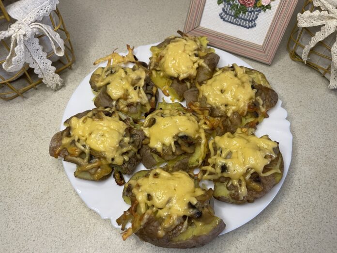 Картопля запечена з шапіньонами та сиром