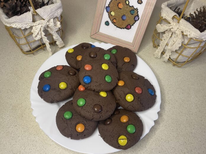 pechuvo_z_mmdms Шоколадне печиво з M&M’s — м’яке всередині, хрумке зовні