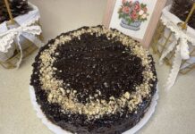 Вафельний торт зі згущонкою без випічки – простий рецепт з глазур’ю та горіхами Вафельний торт зі згущонкою без випічки – простий рецепт з глазур’ю та горіхами