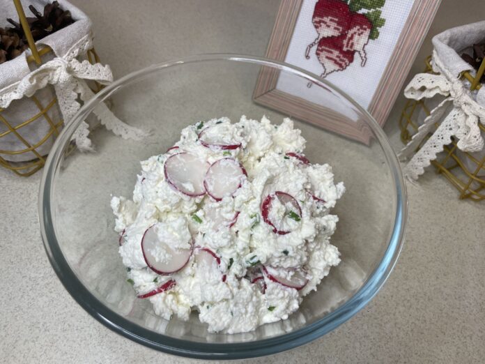Весняний салат з редиски та кисломолочного сиру – простий і корисний рецепт
