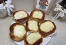 Домашні ватрушки з сиром — м’які та пухкі булочки в духовці Домашні ватрушки з сиром — м’які та пухкі булочки в духовці